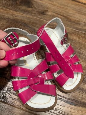 EUC Salt Water Sandals by Hoy Bright Pink Patent Girls' Strappy Sandals - size 8